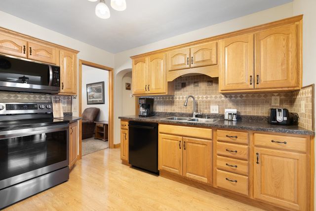 1429 5TH ST SW, Minot, ND 58701