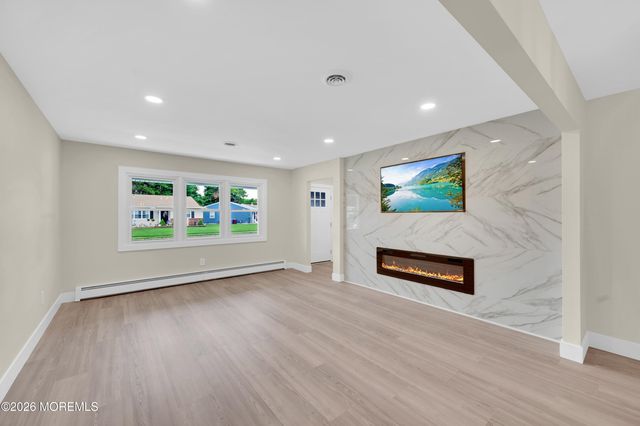 103 Edgewater Court, Toms River, NJ 08757