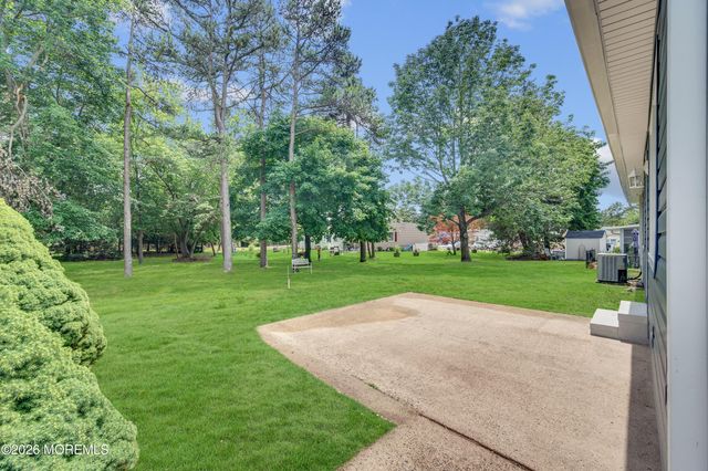 103 Edgewater Court, Toms River, NJ 08757