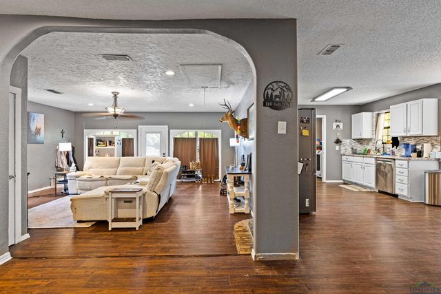 527 Woodbend Dr, Kilgore, TX 75662