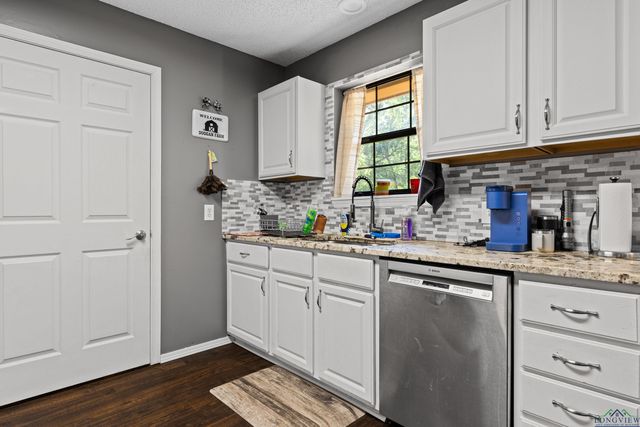 527 Woodbend Dr, Kilgore, TX 75662