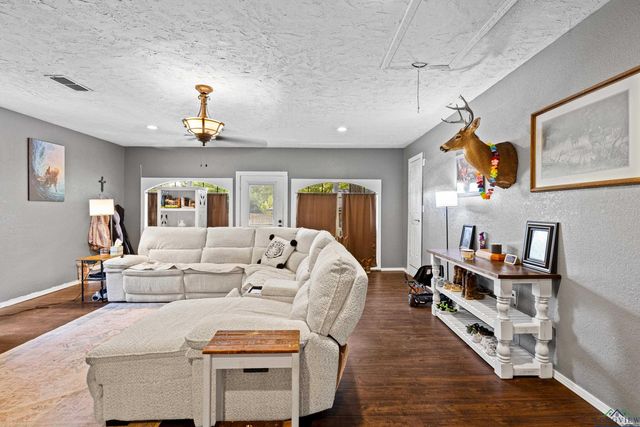 527 Woodbend Dr, Kilgore, TX 75662