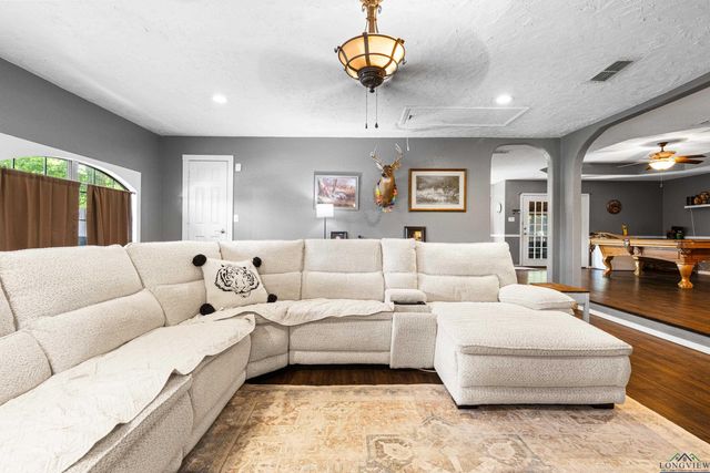 527 Woodbend Dr, Kilgore, TX 75662