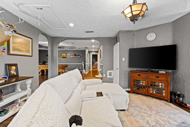 527 Woodbend Dr, Kilgore, TX 75662
