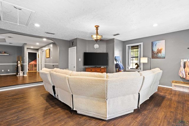 527 Woodbend Dr, Kilgore, TX 75662