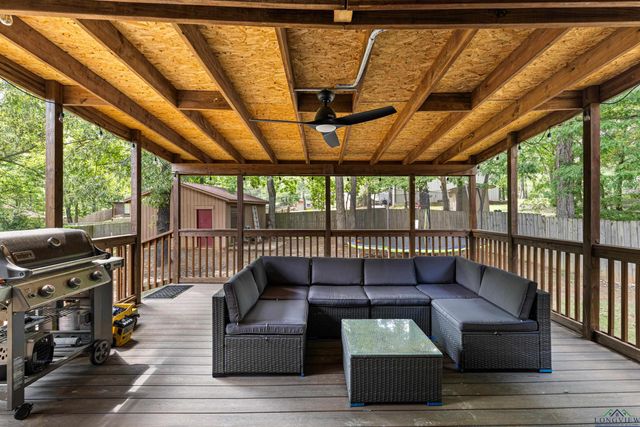 527 Woodbend Dr, Kilgore, TX 75662