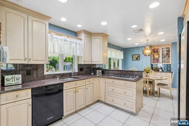 998 Washington Avenue, Ho-ho-kus, NJ 07423