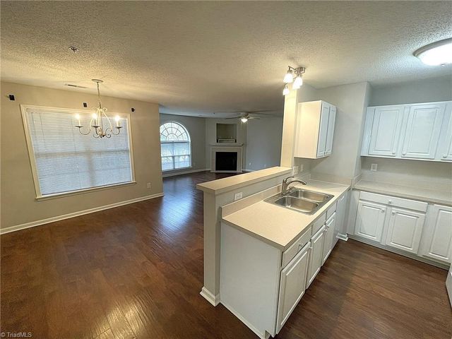 3704 Cotswold Terrace 2B, Greensboro, NC 27410