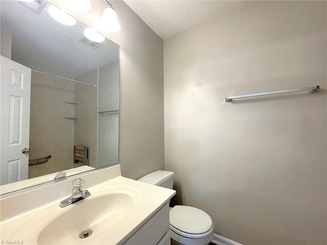 3704 Cotswold Terrace 2B, Greensboro, NC 27410