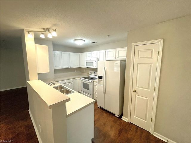 3704 Cotswold Terrace 2B, Greensboro, NC 27410