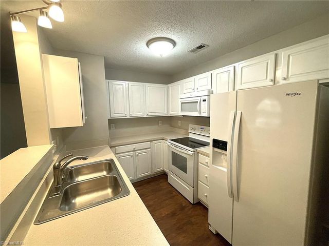 3704 Cotswold Terrace 2B, Greensboro, NC 27410