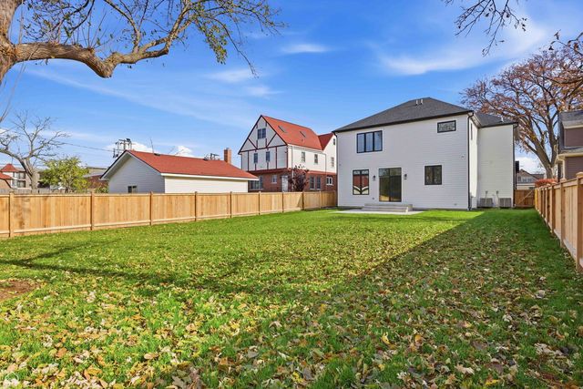 1220 Courtland Avenue, Park Ridge, IL 60068