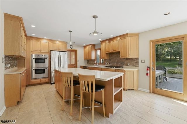 6 King Arthurs Ct, Edison Twp., NJ 08820