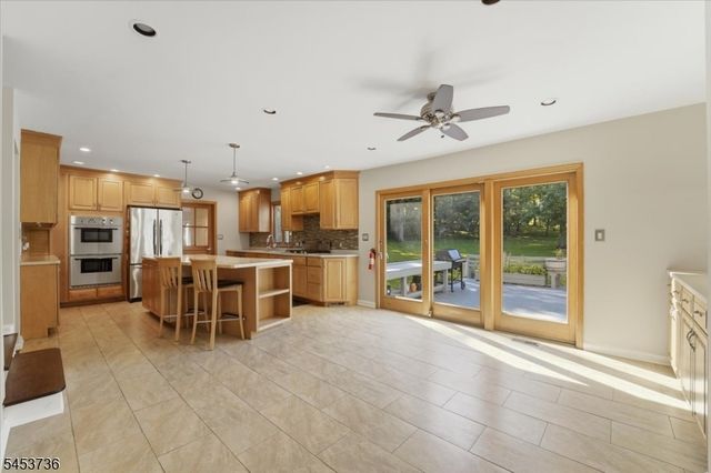 6 King Arthurs Ct, Edison Twp., NJ 08820