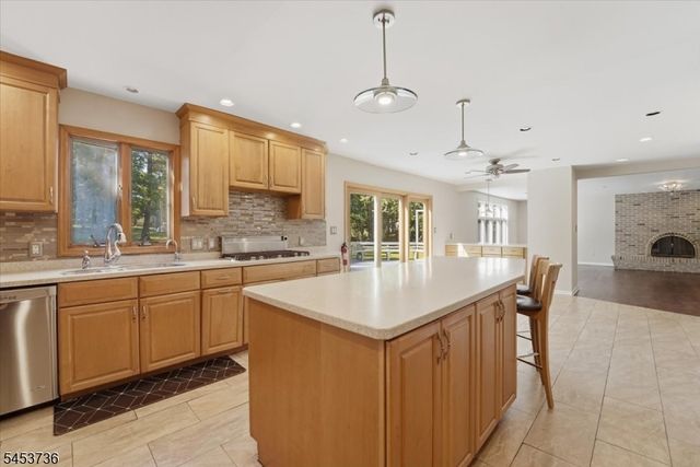 6 King Arthurs Ct, Edison Twp., NJ 08820