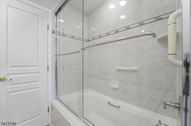 6 King Arthurs Ct, Edison Twp., NJ 08820