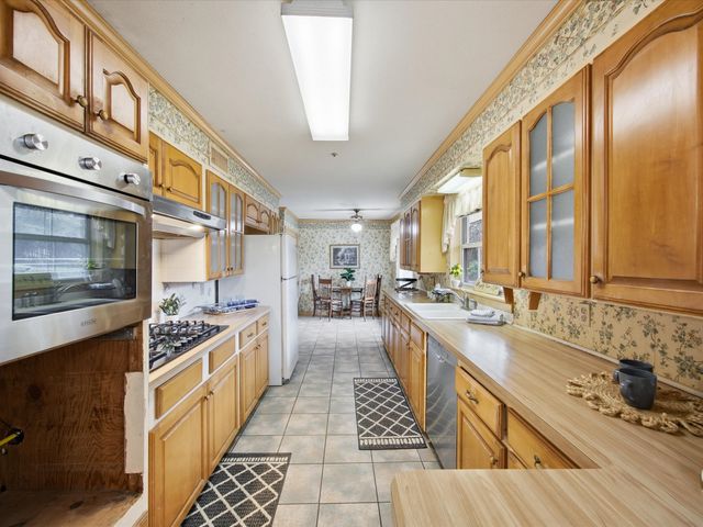 5 Chelsea Drive, Edgecliff Village, TX 76134