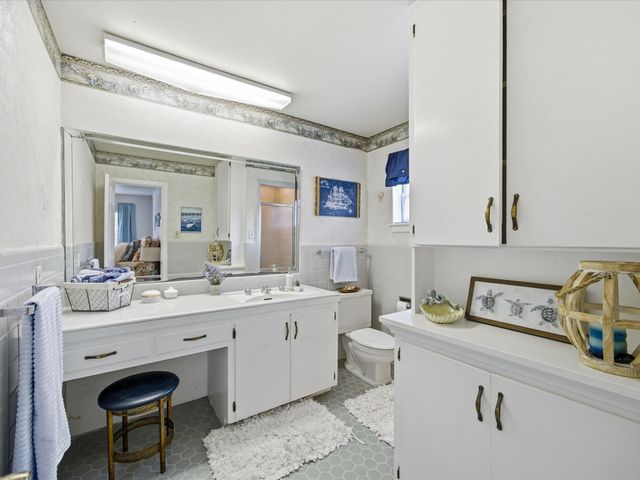 5 Chelsea Drive, Edgecliff Village, TX 76134