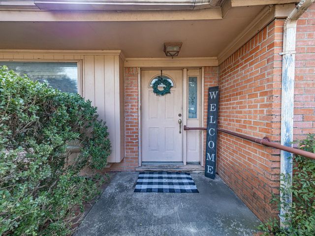 5 Chelsea Drive, Edgecliff Village, TX 76134