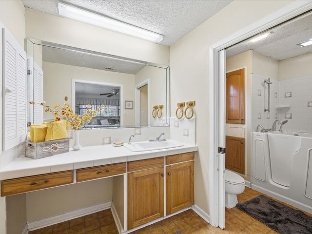 5 Chelsea Drive, Edgecliff Village, TX 76134