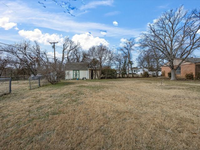 5 Chelsea Drive, Edgecliff Village, TX 76134