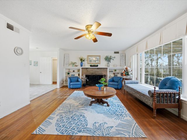 5 Chelsea Drive, Edgecliff Village, TX 76134