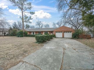 5 Chelsea Drive, Edgecliff Village, TX 76134