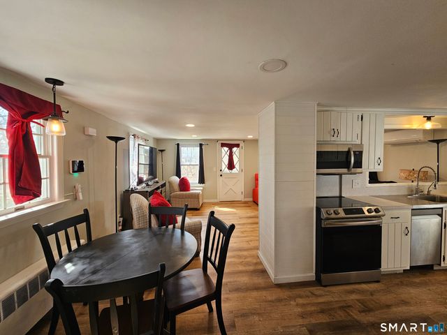 895 Vauxhall St Extension, Waterford, CT 06385