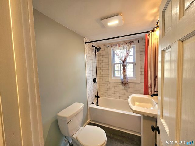 895 Vauxhall St Extension, Waterford, CT 06385