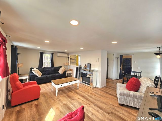 895 Vauxhall St Extension, Waterford, CT 06385