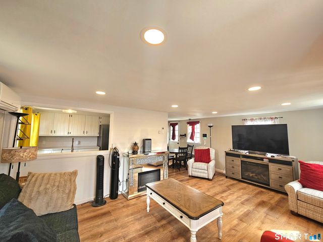 895 Vauxhall St Extension, Waterford, CT 06385