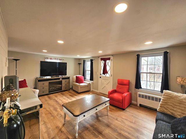 895 Vauxhall St Extension, Waterford, CT 06385