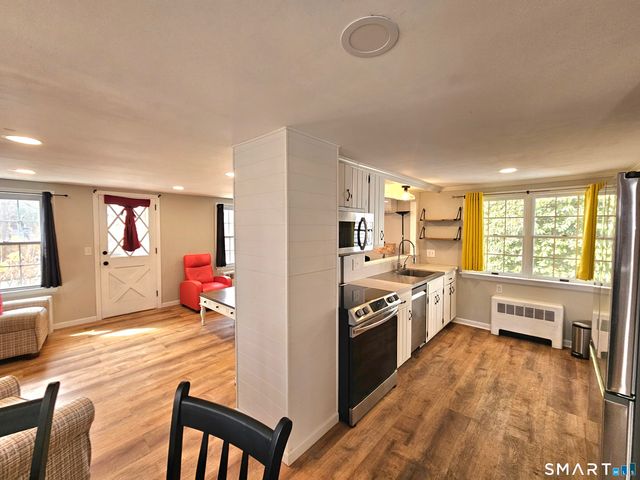 895 Vauxhall St Extension, Waterford, CT 06385