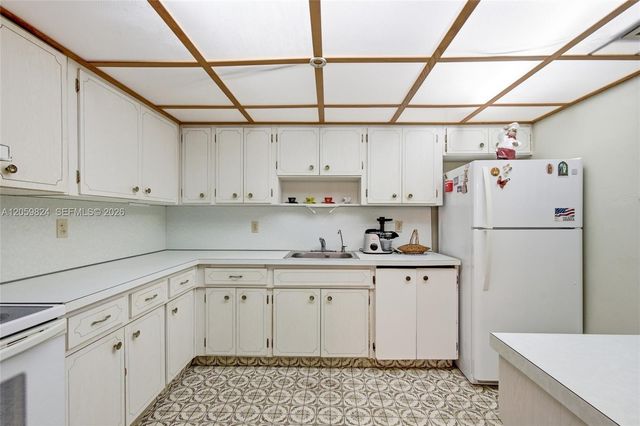 921 E 14 Street, Hialeah, FL 33010