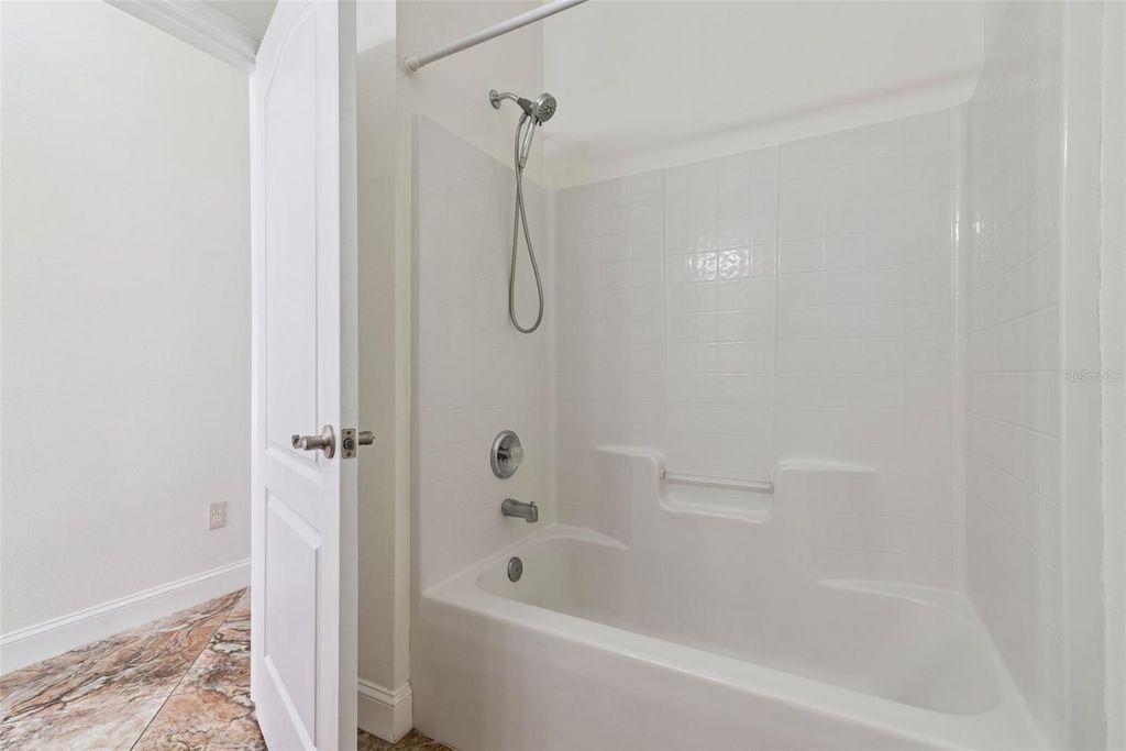 Image 19 of property listing at 4225 WATERSIDE POINTE CIRCLE, Orlando, FL 32829