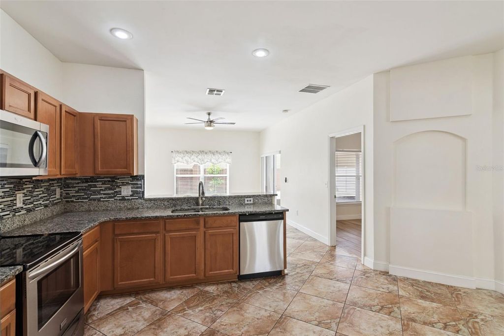 Image 9 of property listing at 4225 WATERSIDE POINTE CIRCLE, Orlando, FL 32829