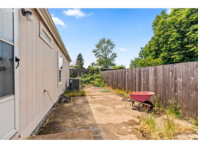 595 KESLING St, Harrisburg, OR 97446