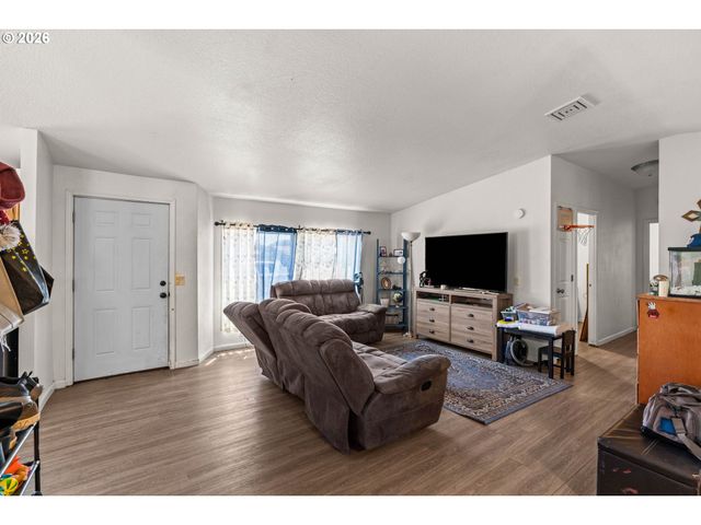 595 KESLING St, Harrisburg, OR 97446