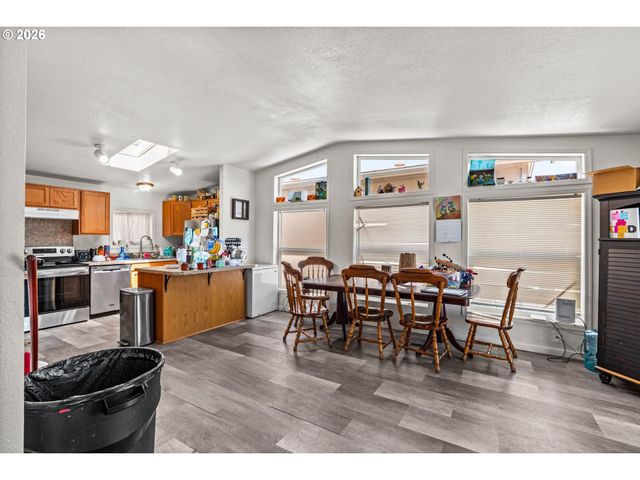 595 KESLING St, Harrisburg, OR 97446