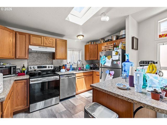 595 KESLING St, Harrisburg, OR 97446
