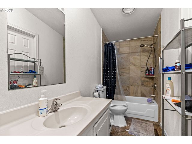 595 KESLING St, Harrisburg, OR 97446