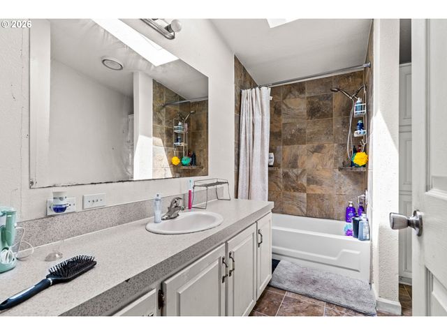 595 KESLING St, Harrisburg, OR 97446