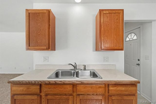 20 W New York Avenue, Pontiac, MI 48340