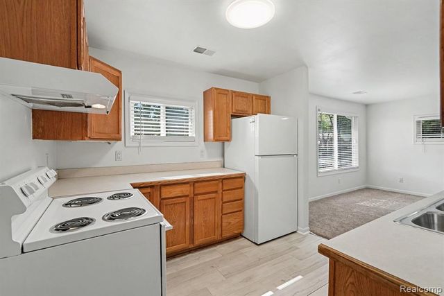 20 W New York Avenue, Pontiac, MI 48340