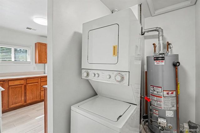 20 W New York Avenue, Pontiac, MI 48340