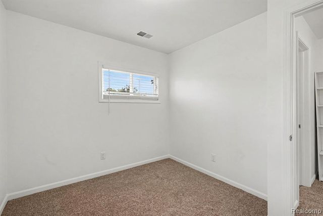 20 W New York Avenue, Pontiac, MI 48340