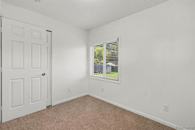 20 W New York Avenue, Pontiac, MI 48340