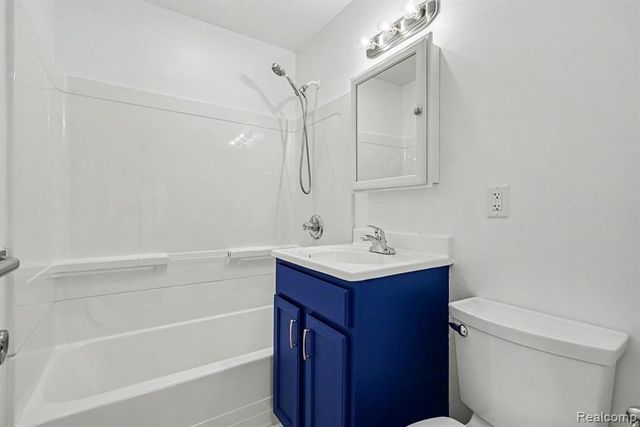20 W New York Avenue, Pontiac, MI 48340