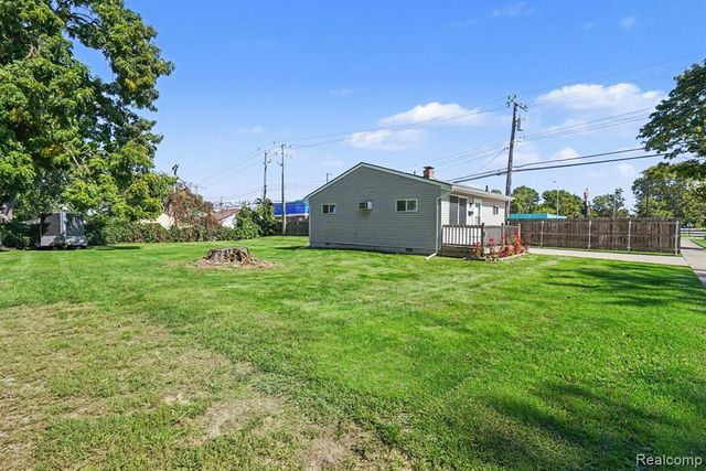 20 W New York Avenue, Pontiac, MI 48340