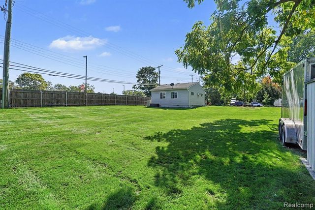 20 W New York Avenue, Pontiac, MI 48340